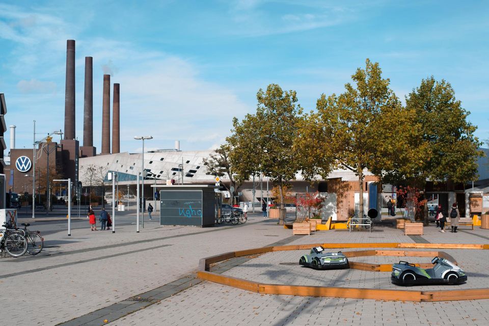 Volkswagen-Fabrik, Bahnhofsvorplatz Wolfsburg