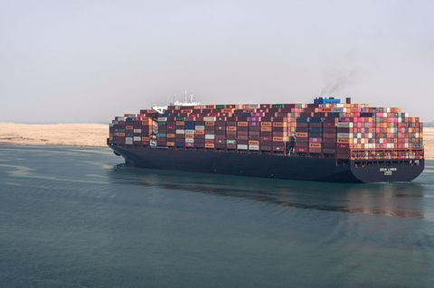 Das Containerschiff Zeus Lumos, passiert bei Ismailia (Ägypten) den Suezkanal in Richtung Mittelmeer. Der 164 km lange Suezkanal gehört zu den weltweit wichtigsten Wasserstraßen. Der Kanal ist Teil der maritimen Seidenstraße