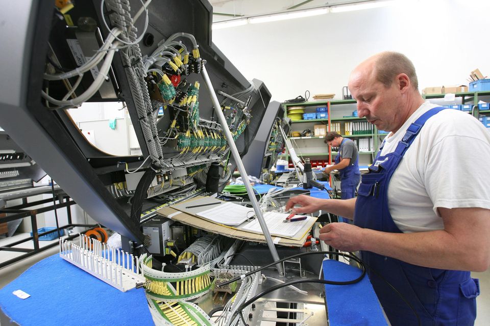 Eine Reihe von Elektronikerberufen belegte die Plätze acht bis fünf. Laut dem Ranking der profitabelsten Jobs für Berufsanfänger verdienten Elektroniker für Betriebstechnik zuletzt rund 36.000 Euro brutto pro Jahr. Elektroniker (ohne nähere Berufsbezeichnung) rangierten mit 36.923 Euro auf Platz sieben. Etwas mehr Geld erhielten nach höchstens einem Jahr im Job Elektroniker für Automatisierungstechnik (37.200 Euro). Sie teilten sich den fünften Platz mit der folgenden Berufsgruppe.