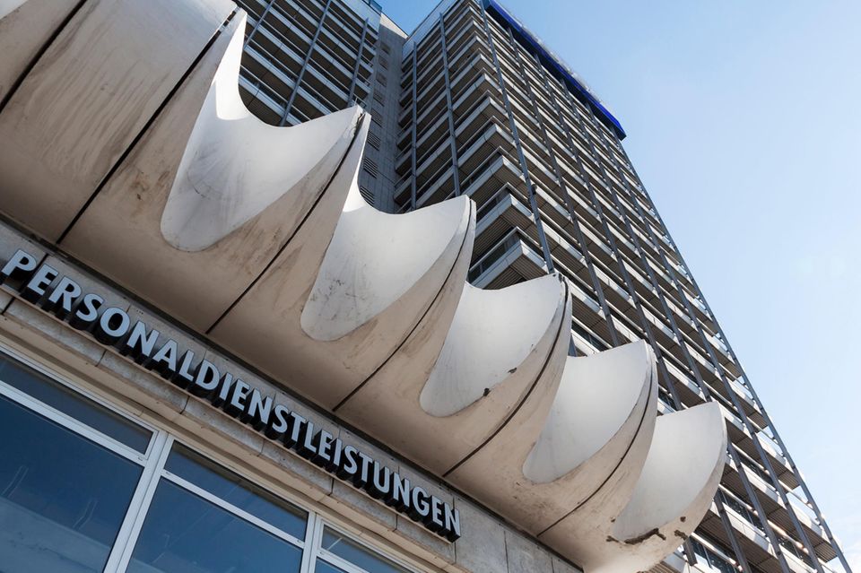 Hunderttausende von Ausbildungsplätzen bleiben aktuell unbesetzt. Lohnenswert kann laut Stepstone die Entscheidung für den Beruf als Personaldienstleistungskaufmann sein. Der Nachwuchs verdiente hier den Angaben zufolge nach der Ausbildung rund 37.200 Euro pro Jahr.