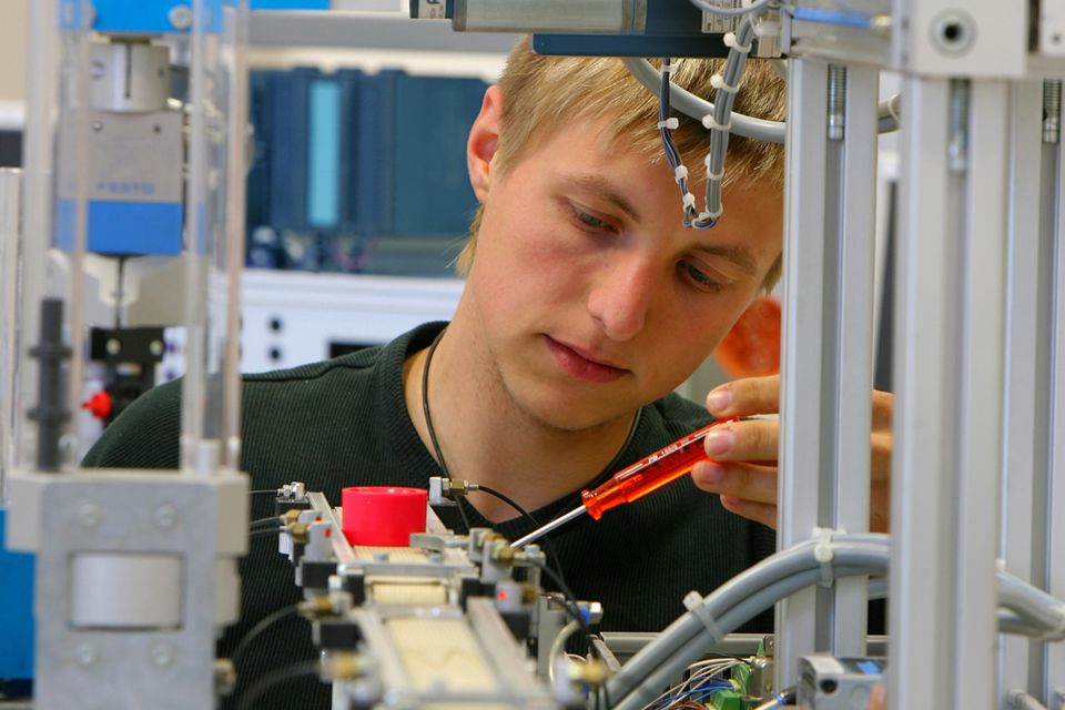 Industriemechaniker sorgen dafür, dass Maschinen und Fertigungsanlagen betriebsbereit sind. „Sie bauen Maschinen oder ganze Fertigungsanlagen, installieren und vernetzen sie und nehmen sie in Betrieb“, informiert die Arbeitsagentur. Diese zentrale Rolle in den Produktionsabläufen der Industrie kam im Stepstone-Ranking auf das zweithöchste Einstiegsgehalt. Berufsanfänger verdienten hier den Angaben zufolge ein jährliches Mediengehalt von 39.200 Euro brutto.