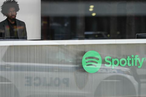 Spotify-Logo am Eingang zum New Yorker Standort des Streamingdienstes