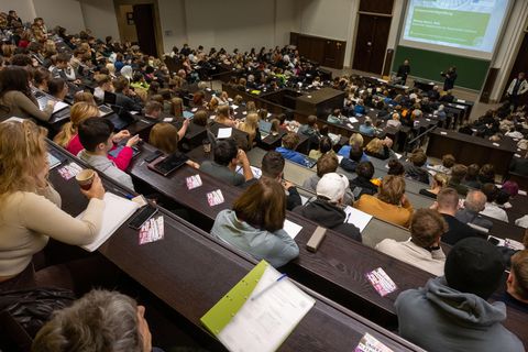 Studierende nehmen an der Einführungsveranstaltung im Audimax der Ludwig-Maximilians-Universität (LMU) teil