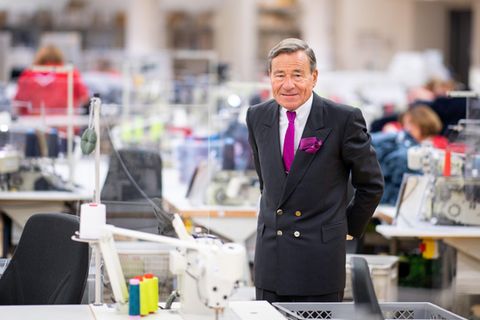 Wolfgang Grupp steht in einer Fabrik seines Textilunternehmens