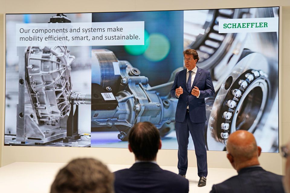 Die Top 4 der größten deutschen Automobilzulieferer blieb dieselbe wie im Geschäftsjahr 2021. Platz vier ging erneut an die Schaeffler-Gruppe in Herzogenaurach (Umsatz: 15,8 Mrd. Euro). Die von Maria-Elisabeth Schaeffler und ihrem Sohn Georg Friedrich Wilhelm Schaeffler geführte Unternehmensgruppe produziert unter anderem Kupplungssysteme und Getriebeteile für die Automobilbranche, ist aber auch Zulieferer der Maschinenbauindustrie. Ein Schwesterunternehmen belegte Platz drei im Ranking.