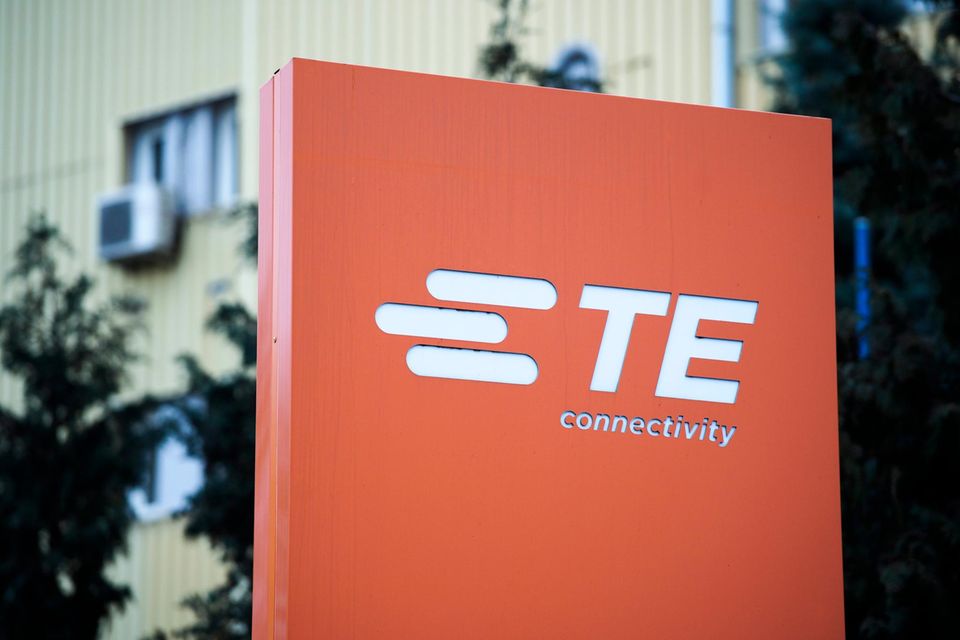 TE Connectivity ist im Ranking der größten Automobilzulieferer des DACH-Raums der einzige nichtdeutsche Vertreter. Der Schweizer Konzern aus Schaffhausen mit Wurzeln in den USA handelt insbesondere mit Sensoren und Steckverbindern. Die elektrischen und elektronischen Bauelemente stecken laut dem Hersteller in E-Autos, Flugzeugen, Fabriken, Krankenhäusern sowie Versorgungs- und Kommunikationsnetzen. Ein Umsatz von 15,1 Mrd. Euro bedeutete wie im Vorjahr Platz fünf. In einem deutschen Ranking würde Brose Fahrzeugteile aus Coburg den zehnten Platz belegen.