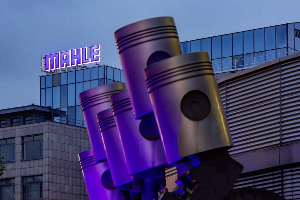 Die Mahle GmbH aus Stuttgart fertigt unter anderem Kolben und Zylinder für Verbrennungsmotoren. Das 1920 gegründete Unternehmen fiel in dem Ranking vom sechsten auf den siebten Platz. Der Umsatz lag laut dem Zulieferer zuletzt bei 12,4 Mrd. Euro.