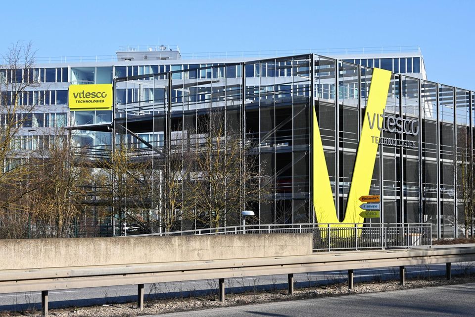 „Keine Daten zu vorheriger Platzierung vorhanden“, hieß bei der Vitesco Technologies Group AG und zwei weiteren Unternehmen der Top 10. Der Lieferant von Antriebstechnologien für alle Fahrzeugtypen belegte mit einem Jahresumsatz von 9,1 Mrd. Euro Platz neun. Das Unternehmen mit Hauptsitz in Regensburg beschäftigt nach eigenen Angaben rund 38.000 Mitarbeitende an rund 50 Standorten.
