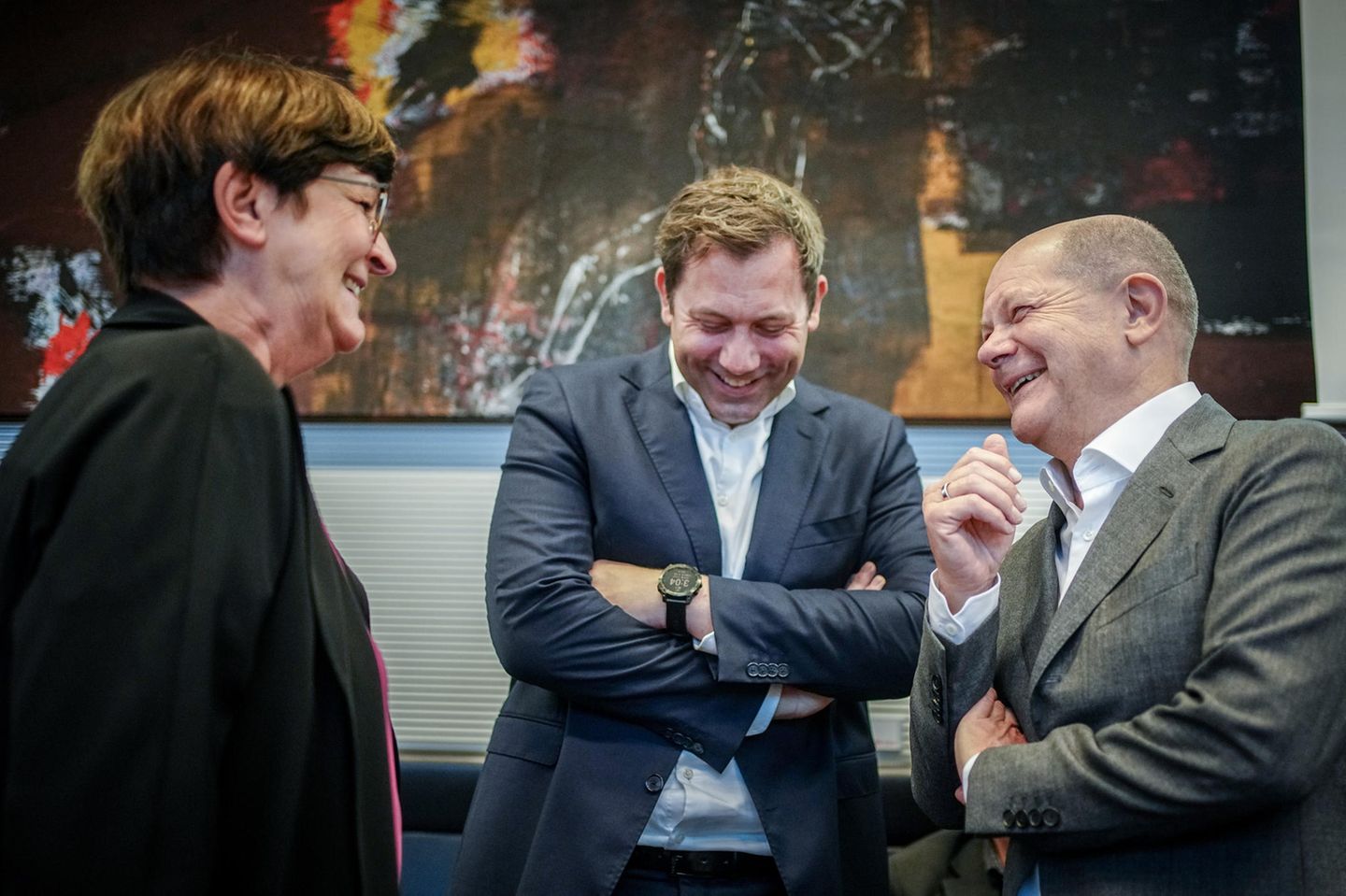 Kanzler Olaf Scholz umringt von SPD-Parteikollegen