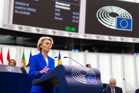 EU-Kommissionspräsidentin Ursula von der Leyen spricht im Europäischen Parlament