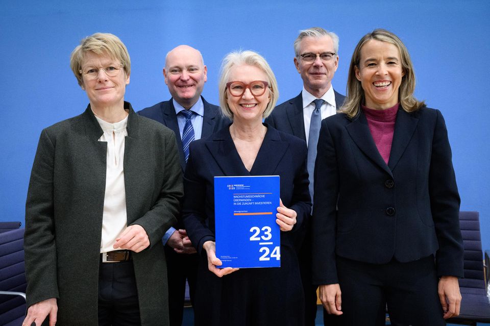 Die Mitglieder des Sachverständigenrats zur Begutachtung der gesamtwirtschaftlichen Entwicklung zeigen das Jahresgutachten
