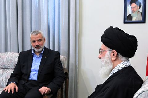 Hamas-Chef Ismail Haniyeh (l., bei einem Treffen mit Irans Obersten Führer Ali Chamenei) hat den Gazastreifen längst verlassen – und führt ein Leben im Luxus.