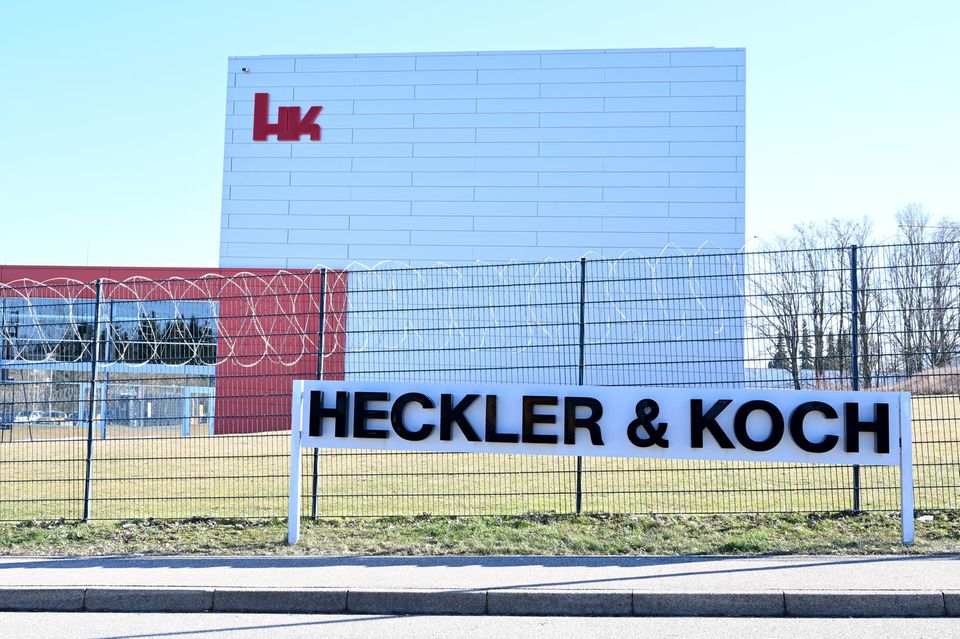 Das Logo des Waffenherstellers Heckler und Koch vor der Firmenzentrale in Oberndorf.
