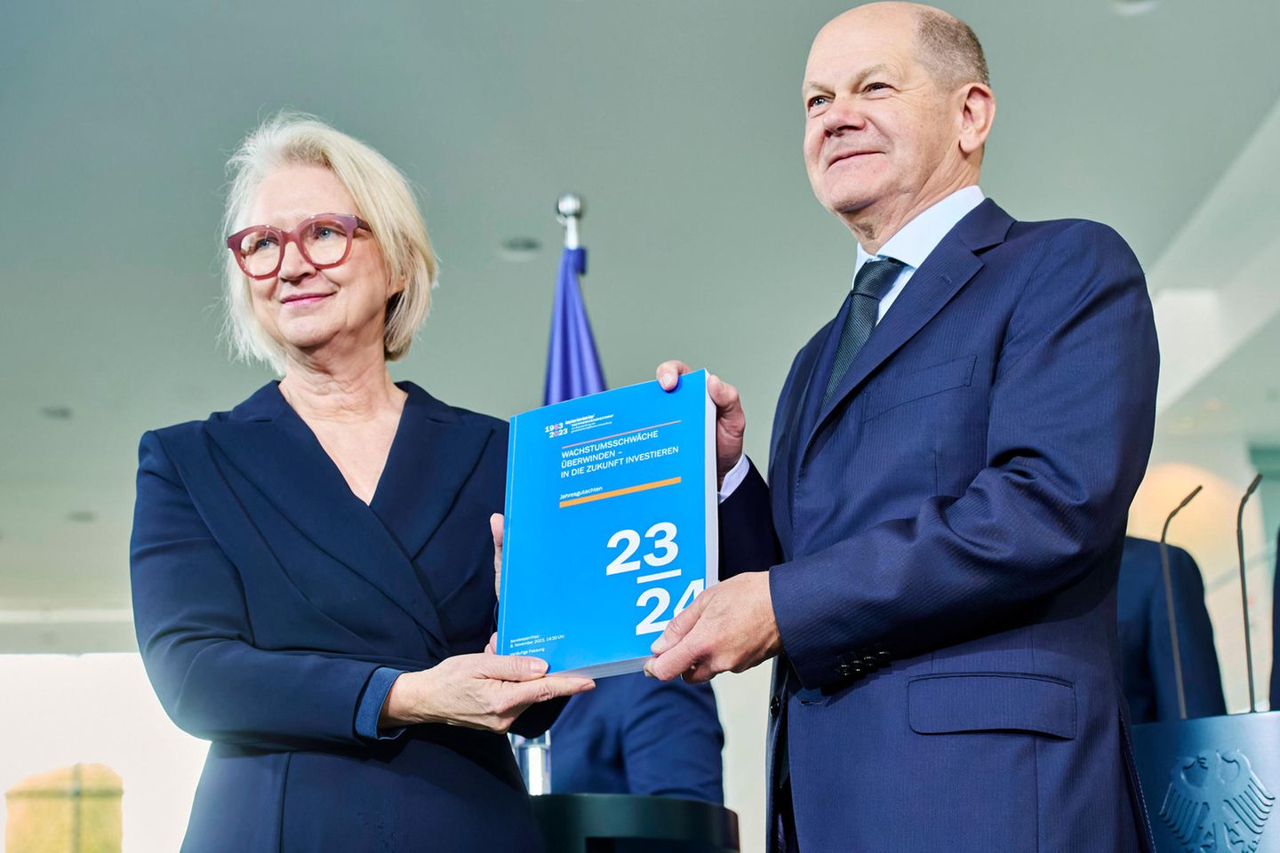 Monika Schnitzer vom SVR überreicht Kanzler Olaf Scholz das Jahresgutachten 2023/24 des Beratungsgremiums