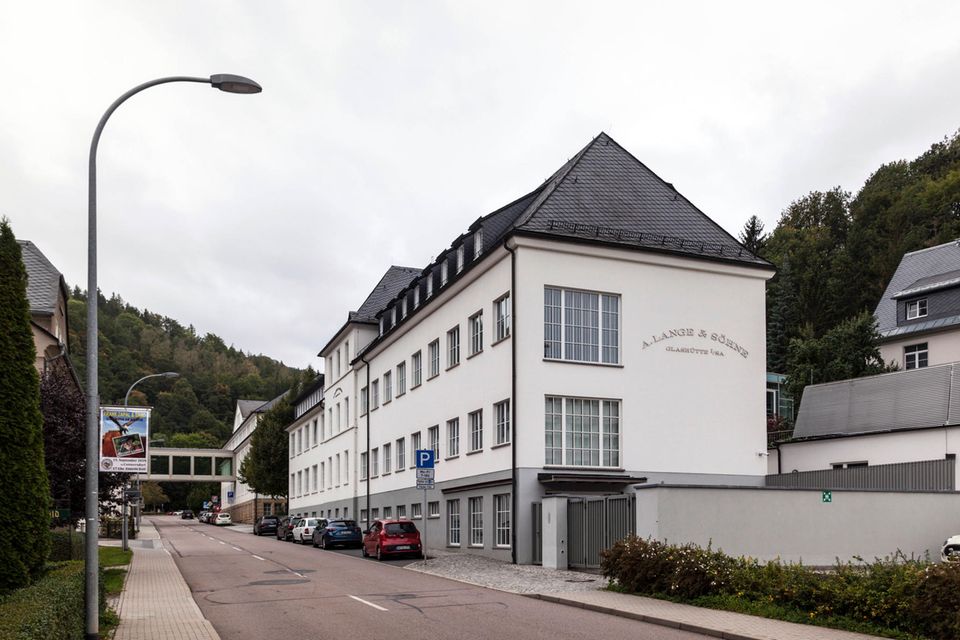 A. Lange & Söhne gehört auf dem Markt der teuren Uhren zu den großen deutschen Namen. Die Firma hat ihren Sitz am traditionsreichen Standort Glashütte bei Dresden. Dort gründete 1845 der Uhrmacher Ferdinand Adolph Lange seine Manufaktur. Nach der Wiedervereinigung schrieb die Lange Uhren GmbH die Geschichte des Unternehmens fort. 2011 übernahm der Schweizer Luxusgüterkonzern Richemont Lange Uhren. A. Lange & Söhne wurde damit zur Schwestermarke von Konkurrenten wie IWC und Jaeger-LeCoultre.