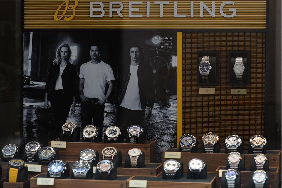 Die Geschichte der Breitling SA begann in den 1880er Jahren während einer Wirtschaftskrise. „Die Schweiz erlebte den schlimmsten Teil einer langen Rezession“, heißt es in der offiziellen Firmenhistorie. Doch trotz wirtschaftlicher Schwierigkeiten, sozialer Unruhen und einer ungewissen Zukunftsperspektive habe es der 24-jährige Léon Breitling gewagt, im Schweizer Saint-Imier sein Unternehmen zu gründen. Breitling gilt nach eigenen Unternehmen „als Erfinder des modernen Chronographen und brachte die erste Funktionsuhr für die Navigation auf den Markt“. Fliegerchronographen von Breitling wurden in den 1930er Jahren auch von der Royal Air Force geordert. Vor einigen Jahren hat sich die Marke aber in ihrem Logo von den Flügeln getrennt. 1979 übernahm der Pilot Ernest Schneider die Marke. 2017 verkaufte seine Familie 80 Prozent der Anteile an den britischen Finanzinvestor CVC. Er wurde später von der Schweizer Private-Equity-Gesellschaft Partners Group als Mehrheitsaktionär abgelöst.