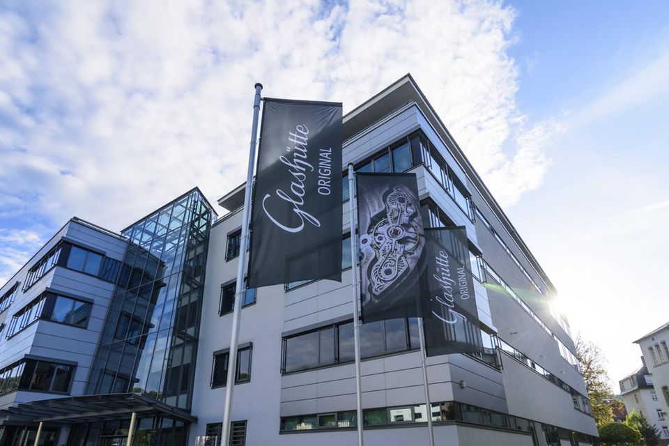 Swatch ist nicht nur ein Hersteller günstiger, knallbunter Armbanduhren. Die Schweizer Unternehmensgruppe gehört längst zu den großen Playern im Uhrensegment. Sie übernahm 2000 den deutschen Hersteller Glashütte Original. Auch er ist an dem sächsischen Traditionsstandort angesiedelt. Ähnlich wie bei A. Lange & Söhne reichen die Wurzeln des Herstellers zur Mitte des 19. Jahrhunderts zurück und wurde das Unternehmen in der heutigen Form in den 1990er Jahren wiederbelebt. Zur Swatch Group gehört auch Omega.