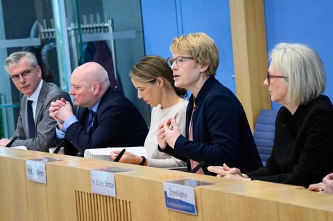 Die sogenannten Wirtschaftsweisen bei einer Pressekonferenz