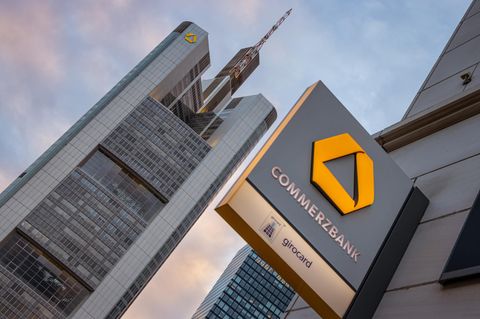 Wolkenhimmel am Abend über dem Commerzbank Tower in Frankfurt am Main