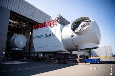 Offshore-Maschinenhäuser für Windkraftanlagen stehen auf dem Werkgelände von Siemens Gamesa in Cuxhaven