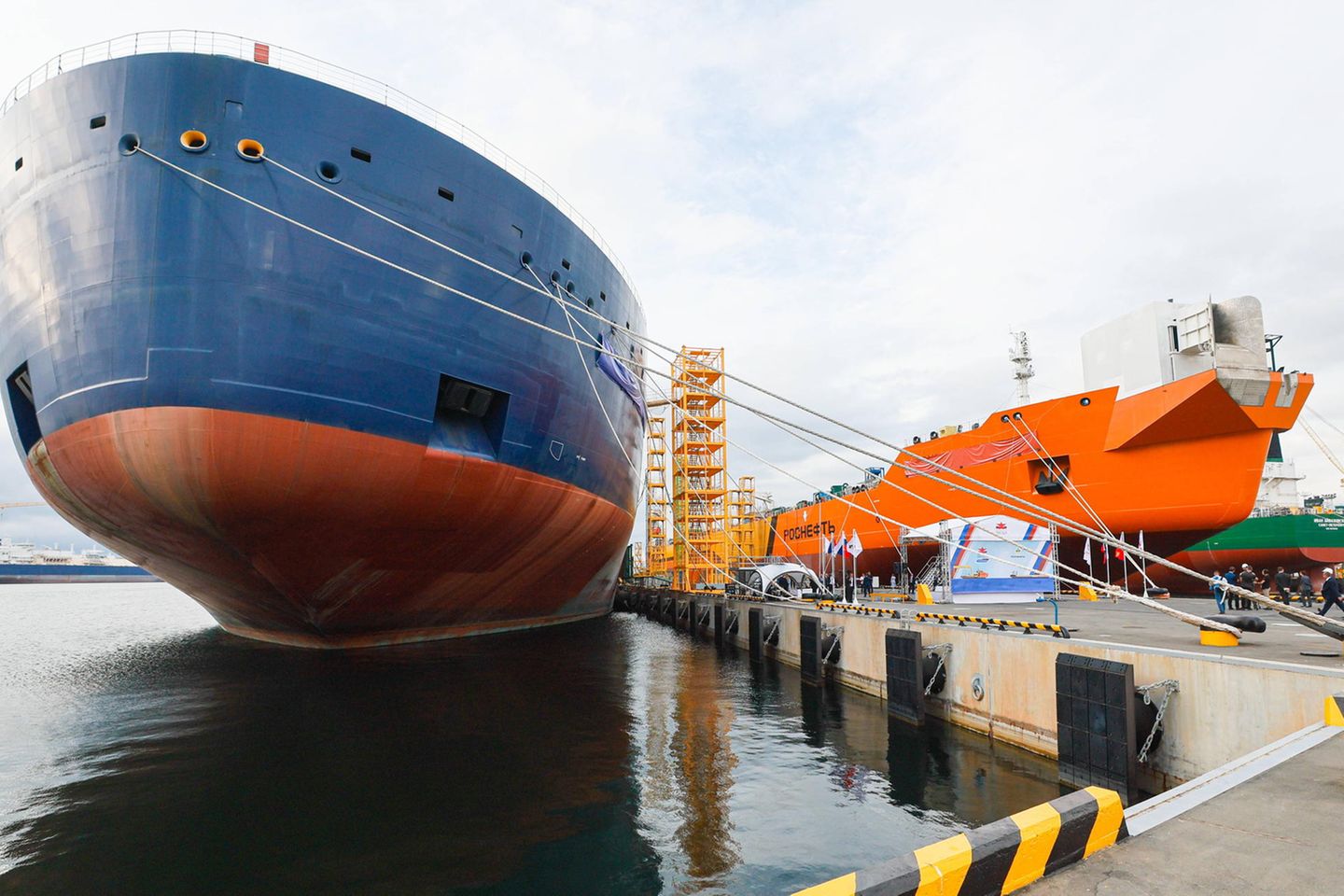 Der neue Ölshuttle-Tanker „Valentin Pikul“ und der Flüssiggastanker „Aleksey Kosygin“ vor der Taufe durch Russlands Präsident Wladimir Putin in der Swesda-Werft im September 2023. 