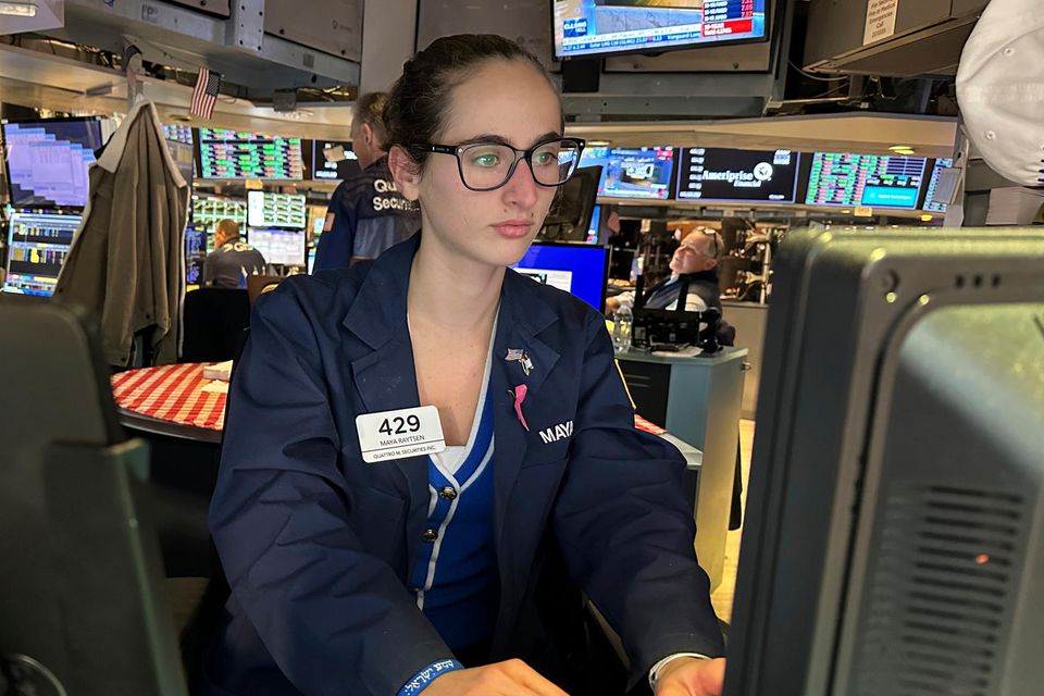 Eine Händlerin arbeitet an ihrem Computer an der New Yorker Börse