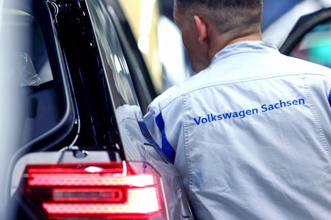 VW-Mitarbeiter arbeitet im Werk in Zwickau