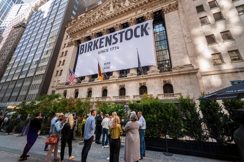 Ein riesiges Plakat mit der Aufschrift Birkenstock hängt an der Fassade der New Yorker Börse