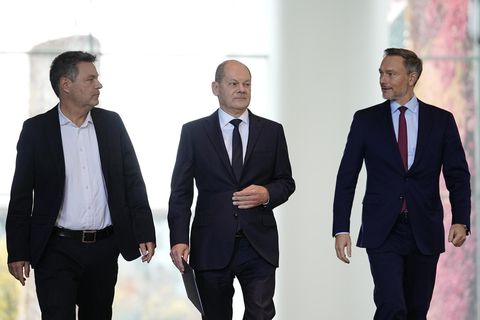 Robert Habeck, Olaf Scholz und Christian Lindner auf dem Weg zum Pressestatement im Kanzleramt