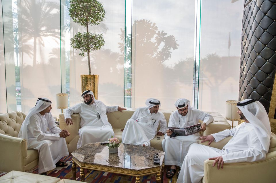 Dubai, 2014: In der Lounge beim Galoppsport. Mit 12 Mio. Dollar Preisgeld ist der Dubai World Cup das höchstdotierte Pferderennen der Welt.