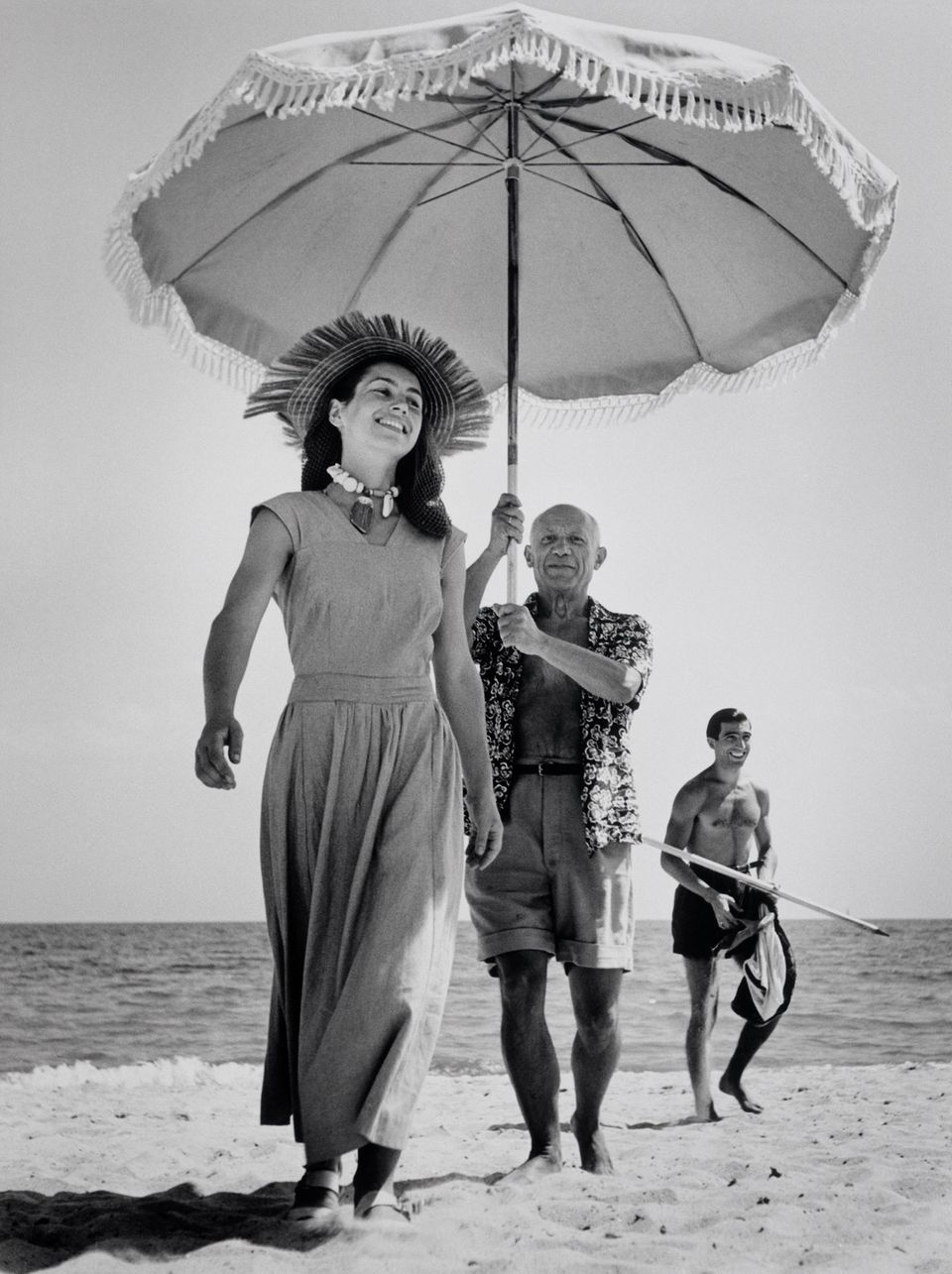 Côte d’Azur, 1948: Pablo Picasso hält den Sonnenschirm für Lebensgefährtin Françoise Gilot. Im Hintergrund: sein Neffe Javier Vilato.