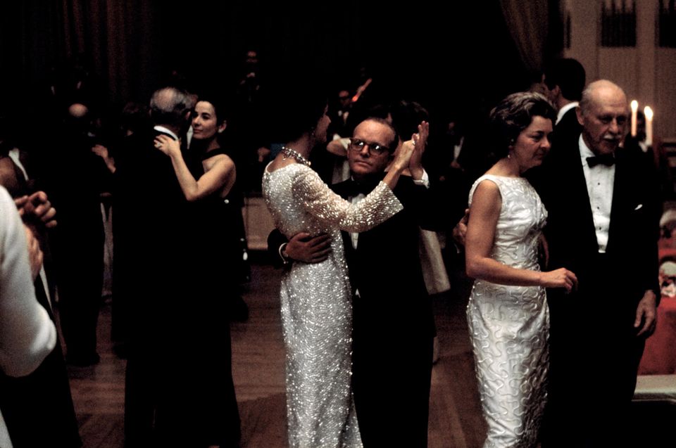 New York, 1966: Autor Truman Capote (Mitte) schwingt das Tanzbein auf seinem glamourösen „Black and White Ball“ im Plaza Hotel.