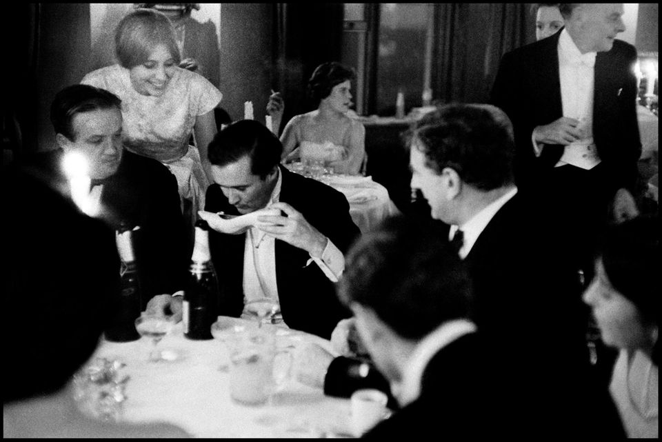 England, 1959: Beim Dinner auf Belvoir Castle, Grafschaft Leicestershire, trinkt der damalige Duke of Rutland den Champagner aus Damenpumps.