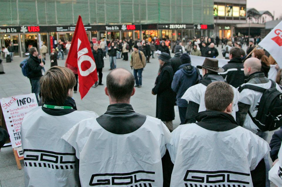 Fünf Jahre nachdem die Gewerkschaft Deutscher Lokführer (GDL) 2002 Autonomie im Tarifbereich erlangt hatte, kam es im Herbst 2007 zu einem der längsten Tarifauseinandersetzungen und dem ersten überregionalen Lokführerstreik in der Geschichte der Deutschen Bahn. Auf zwei Warnstreiks Anfang Juli folgten im Oktober und November unbefristete Streiks im Personen- und Güterverkehr. Durch die Niederlegung der Arbeit am 25. Und 26. Oktober 2007 standen 18.000 Regional- und S-Bahnen still, wovon vor allem rund 2,7 Millionen Pendler betroffen waren. Die Gewerkschaft setzte schließlich eine Tariferhöhung um elf Prozent und eine Einmalzahlung von 800 Euro durch. Die Wochenarbeitszeit sank zudem von 41 auf 40 Stunden in der Woche. 