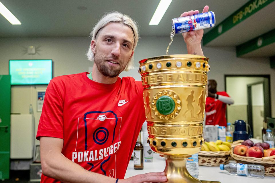 In Deutschland steht kaum ein Verein für den Einfluss von Investoren auf den Profifußball wie RB Leipzig. Hier begießt Mittelfeldspieler Kevin Kampl den Gewinn des DFB-Pokals mit einer Dose Red Bull