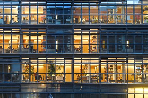 Beleuchtete und unbeleuchtete Büros in einem Bürogebäude in München