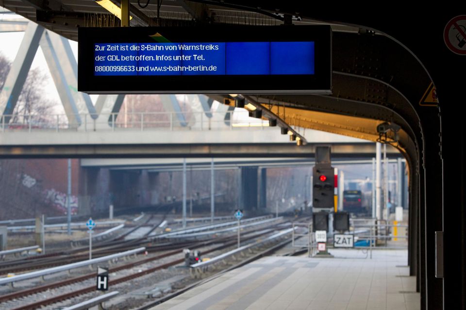 Auch die große Streikwelle im Jahr 2011 begann mit einem kleineren Warnstreik. Um Gehaltsunterschiede zwischen der Deutschen Bahn und ihren privaten Konkurrenten zu beseitigen, wählte die GDL das Mittel, das sich 2007 bereits bewährt hatte: Sie legte im großen Rahmen den Bahnverkehr lahm. Am Ende eines Schlichtungsverfahrens einigte sich die Gewerkschaft mit einigen der privaten Bahnen auf Haustarifverträge. Die 20.000 Lokführer der Deutschen Bahn bekamen zwei Prozent mehr Lohn sowie Verbesserungen bei Altersvorsorge, Nachtarbeit und Urlaub. Der Bahn zufolge summierte sich das Paket auf drei Prozent. Gefordert hatte die GDL fünf Prozent. Hinzu kam eine Absicherung für Lokführer, die einen Selbstmord miterleben mussten und infolgedessen berufsunfähig wurden.