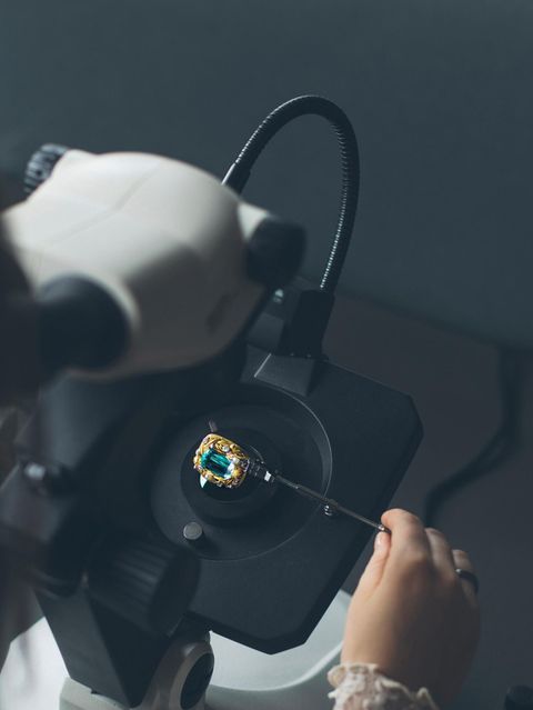 Ein Schmuckstück liegt unter einem Mikroskop