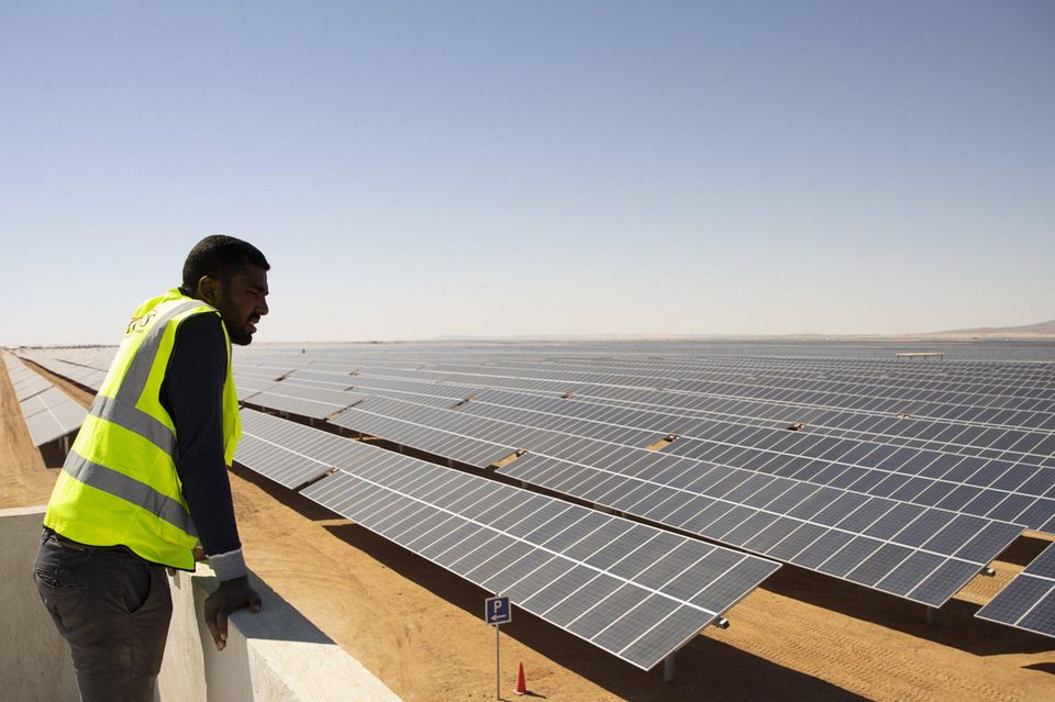 Das Land am Nil hat unter den CwA-Ländern überdurchschnittliche Investitionen im Umfang von 164 Mrd. Dollar seit 2019 angezogen. Bei Investments in Erneuerbare Energien nimmt es heute Rang sieben weltweit ein. Die bedeutendsten Zuflüsse kamen aus den VAE, Indien (ACME), China und Großbritannien (Globeleq). Ein Milliardenpaket, das eine Million Ägypter über Solar- und Windparks Zugang zu grünem Strom geben soll, wurde von der Weltbank mit den Emiraten (VAE), Japan, den Niederlanden und Privatbanken geschnürt. Ägypten strebt bis 2035 einen grünen Stromanteil von 42 Prozent an.