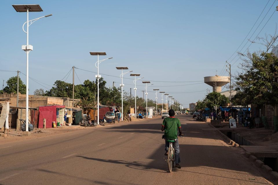 Solarbetriebene Straßenlampen wie hier in der Hauptstadt Ouagadougou sind die Ausnahme in dem einkommensschwachen Land. Als CwA-Land zog Burkina Faso dennoch seit 2019 rund 1 Mrd. Dollar Investitionen an, die in den Goldsektor, aber auch in grüne Energie, Transport und Kommunikation flossen. Führende Investoren kamen aus Frankreich, Australien und Deutschland. Mit Hilfe der Afrikanischen Entwicklungsbank sollte vor allem der Mittelstand in der landwirtschaftlichen Verarbeitung und Finanzdienstleistungen gefördert werden. Die Weltbank übernahm Risiken von der Bank-of-Africa-Gruppe, um den Zugang zu Krediten zu erleichtern. Seit einem Jahr wird das Land an der Sahel-Zone von einer Junta regiert. 