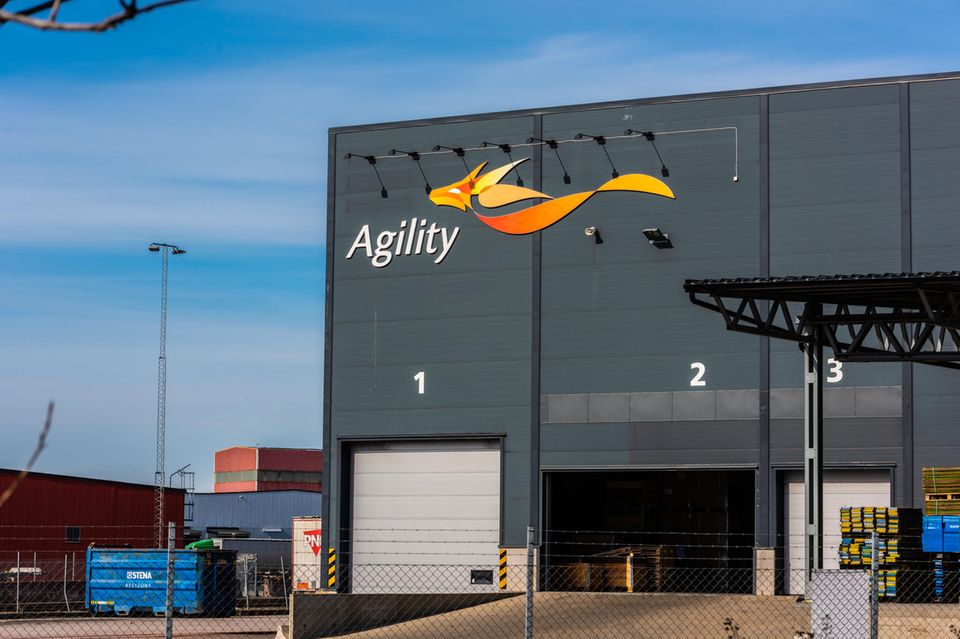 Zuletzt waren der Logistik-Konzern Agility (Kuwait) und die MTN Group aus Südafrika die größten Investoren im Land. In Ghana war das Vertrauen 2021 wegen zunehmender Verschuldung eingebrochen, erholt sich aber wieder. 12 Mrd. Dollar Investitionen aus dem Ausland flossen seit 2019 in das westafrikanische Land, vor allem aus Schweden, Südafrika und den USA. Bevorzugte Sektoren sind Papier, Kommunikation und Transport/Lagerkapazitäten, aber auch die Bauwirtschaft. Australien zeigt Interesse am Bergbau, u.a. für Lithium. Der Weltbank-Arm IFC fördert die DTRT-Apparel-Gruppe beim Ausbau der Textilproduktion, die in Westafrika zunehmend Fuß fassen soll und vor allem Arbeitsplätze für Frauen schafft. 