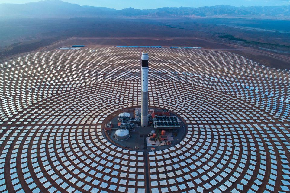 Als Pionier der Solarindustrie wie mit dem Park Noor III in Ouarzazate hat Marokko das stärkste FDI-Wachstum unter den CwA-Partnern abgeschöpft, mit zusammen 43 Mrd. Dollar seit 2019, und steht auf Platz zehn der Investitionesländer für grüne Energien. Das stark investierte China kündigte zuletzt 9 Mrd. Dollar von Guoxuan Hightech und China Coal an. Auch Briten, die VAE und Frankreich sind präsent. Bevorzugte Sektoren sind grüne Energie und Elektrokomponenten. Damit Marokko vom Umbau der globalen Textil-Lieferketten profitiert, arbeitet die Weltbank mit der Regierung und dem Sektor daran, die Kreislaufwirtschaft aufzubauen. Ein Darlehen für den Düngerproduzenten OCP soll die Produktion in Marokko dekarbonisieren. 