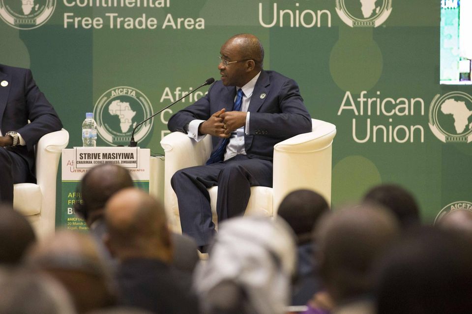 Der CEO von Econet Global, einer führenden Telekom-Gruppe mit Sitz in Mauritius, warb schon vor Jahren in Ruanda für die afrikanische Freihandelszone. Sein Unternehmen war im vergangenen Jahr der größte Investor in dem zentralafrikanischen Land, das seit 2019 rund 2,5 Mrd. Dollar anzog, mit den Sektoren Textilien und Transport ganz vorne. Führend dabei: die USA, China, Deutschland, die VAE und Mauritius. Steigendes Interesse verzeichnen laut Weltbank-Monitoring Kommunikation, IT, Finanz- und Business-Services sowie Nahrungsmittel. Ruanda hat sich unter den CwA-Ländern am besten wirtschaftlich erholt. Die Weltbank bereitet mit lokalen Partnern einen „Life Sciences Park“ vor, in dem Pharmaunternehmen demnächst mit der Herstellung von Impfstoffen beginnen können.