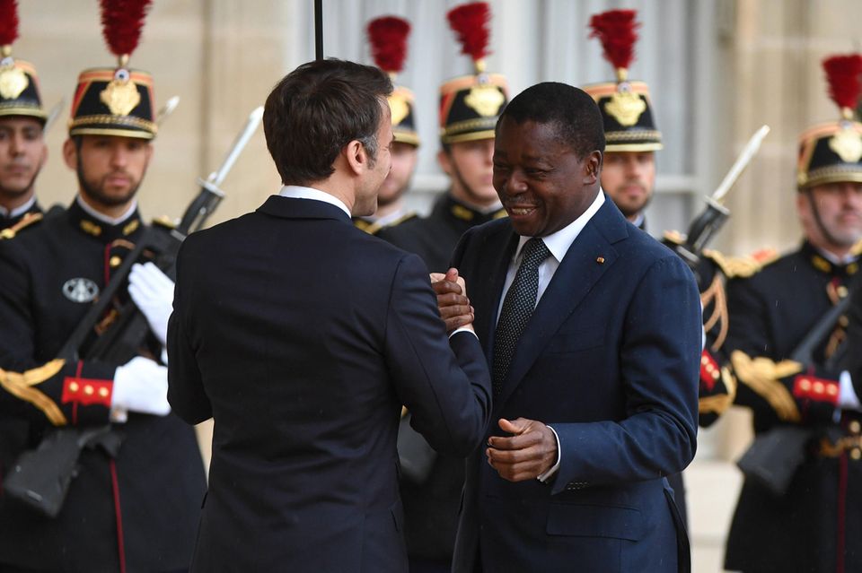 Togos Präsident Faure Gnassingbe kann gut mit Frankreichs Präsident Emmanuel Macron, während andere Regierungschefs in Afrika zunehmend von ihm abrücken. Höhere Investitionen kommen aber aus den Emiraten (VAE) und Nigeria, über die Jahre stark im chemischen Sektor, zuletzt vermehrt in erneuerbare Energien – mit einem Großprojekt von Amea Power aus Dubai. Die Weltbank engagiert sich mit dem heimischen Baumwollhändler NSCT, der im Zuge eines Einstiegs des internationalen Agrarkonzerns Olam mit Sitz in Singapur umstrukturiert und modernisiert werden soll. 
