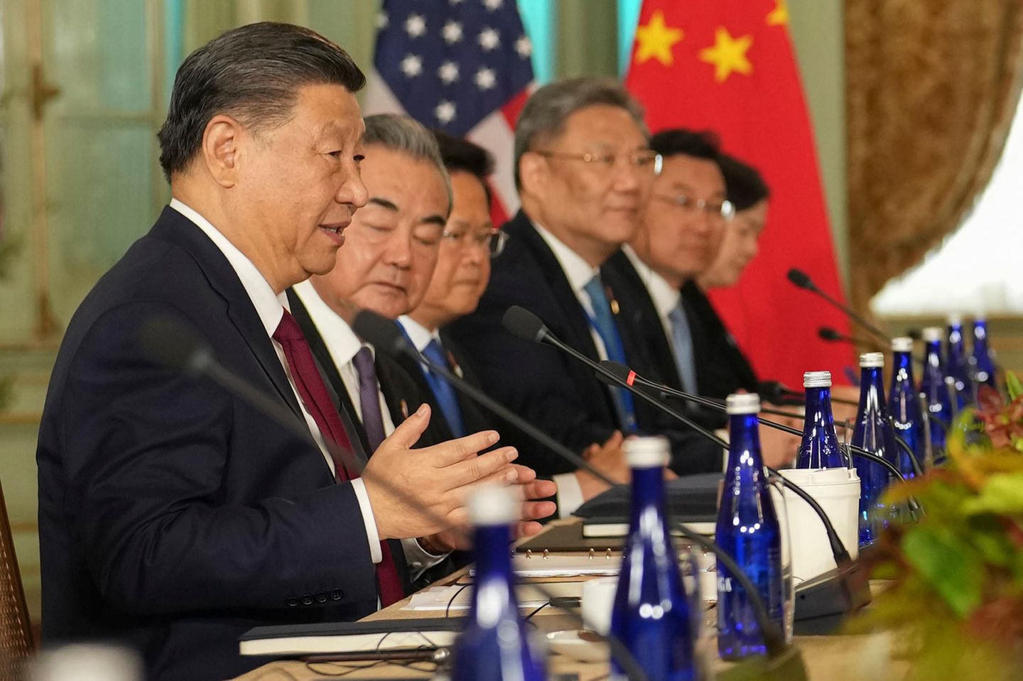 Chinas Präsident President Xi Jinping spricht bei einem Treffen mit Joe Biden