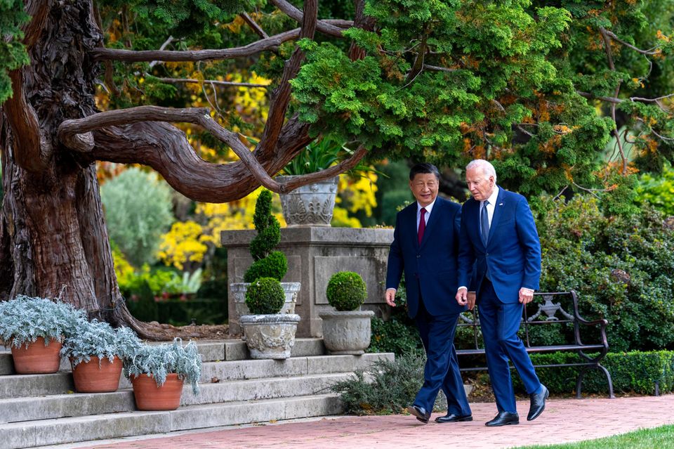 Präsident Joe Biden und Chinas Präsident Xi Jinping sprechen bei einem Spaziergang miteinander
