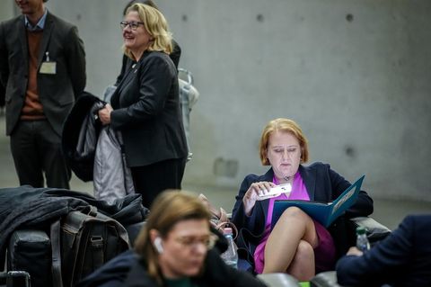 Entwicklungsministerin Svenja Schulze (SPD) und Familienministerin Lisa Paus (Grüne, r.)