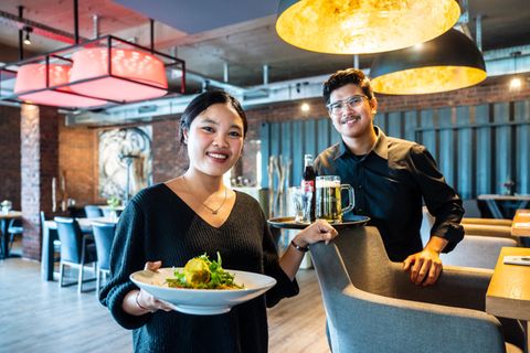 Azubis aus Indonesien in einem Restaurant in Mülheim an der Ruhr