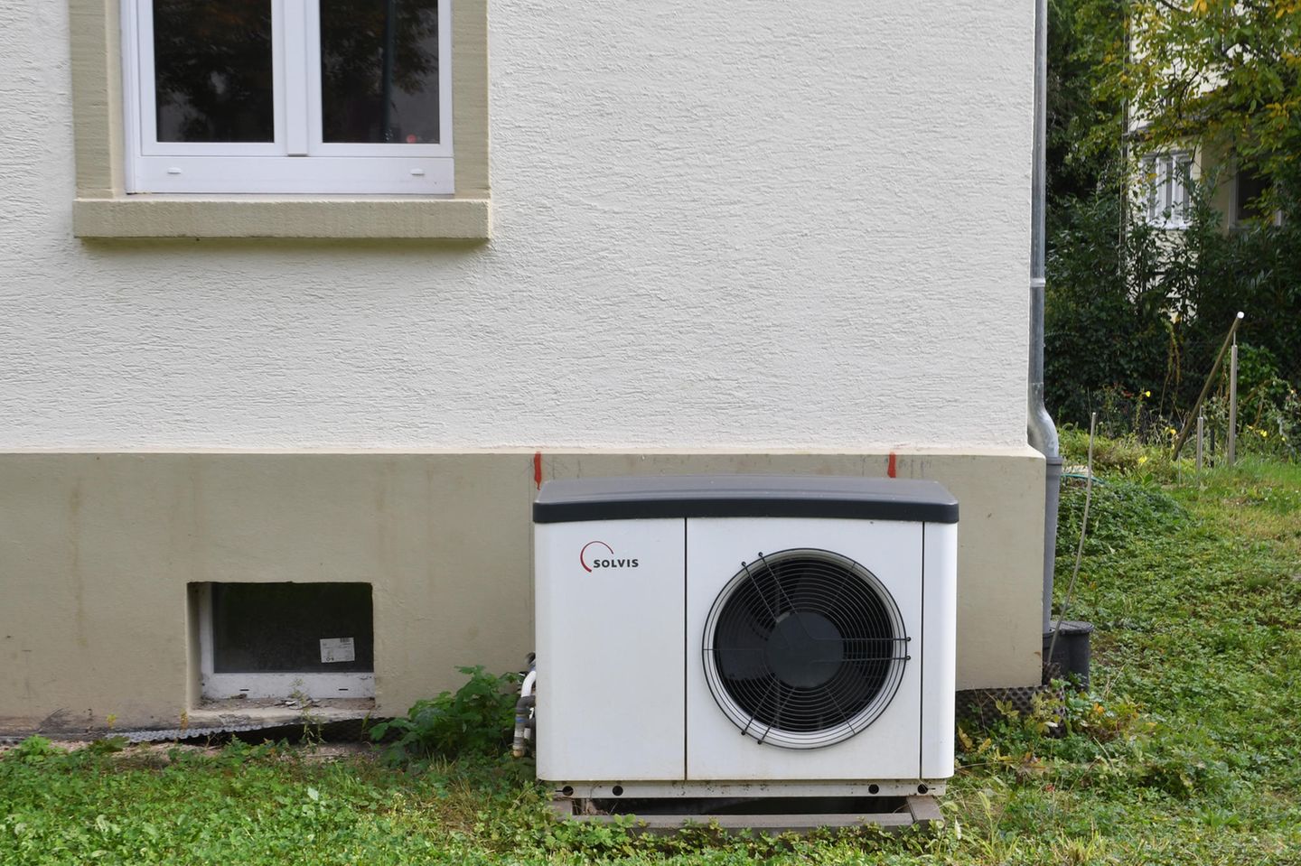 Eine Wärmepumpe steht vor einem Haus