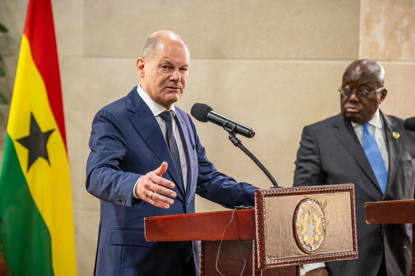 Bundeskanzler Olaf Scholz (SPD) neben Nana Akufo-Addo, Präsident von Ghana